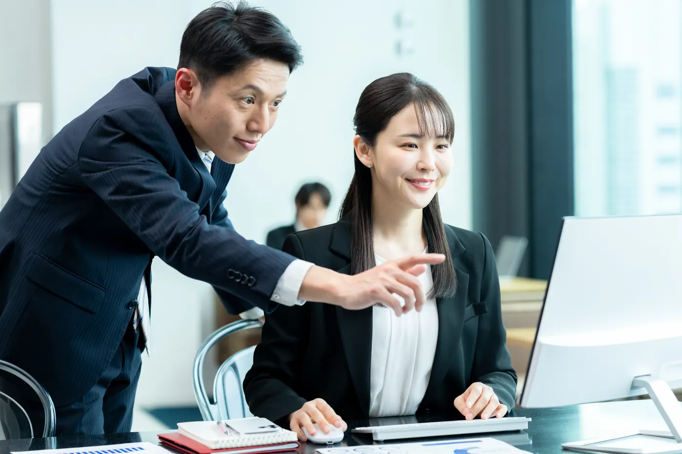 画面を示しながら助言する様子